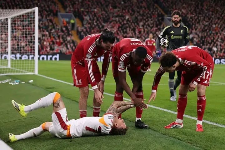 JOGADOR DO GALATASARAY SOFRE CORTE GRAVE NO DEDO EM JOGO COM O LIVERPOOL