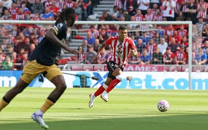 SUNDERLAND VENCE O NEWCASTLE POR  2-1
