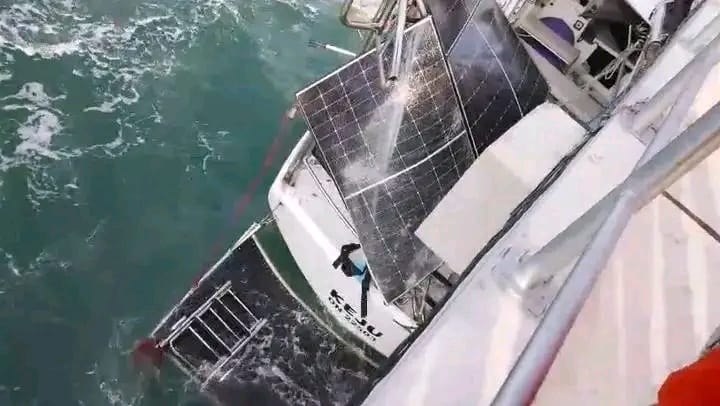 EMBARCAÇÃO DE TURISMO COLIDIR COM PONTE-CAIS EM KANYAKA DEVIDO AO MÃO TEMPO