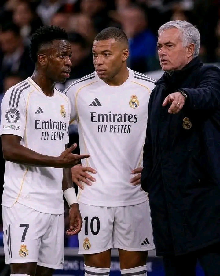 O ELENCO DO REAL VÊ MOURINHO CADA VEZ MAIS PRÓXIMO, MAS TEME CLIMA PESADO E CONFLITO COM ESTRELAS.